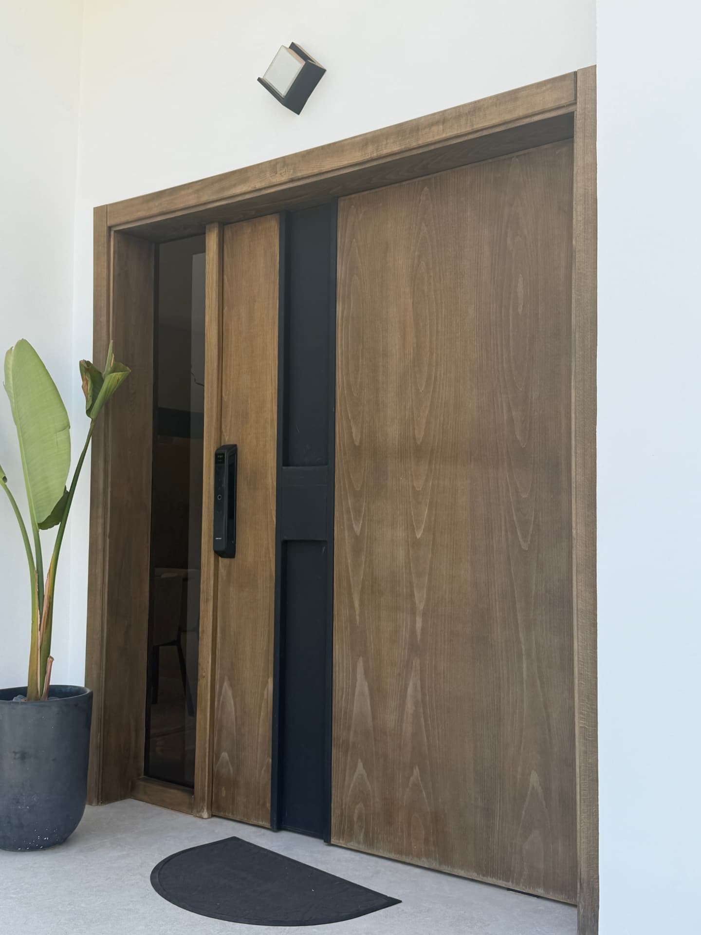 Porte pivotante en bois massif