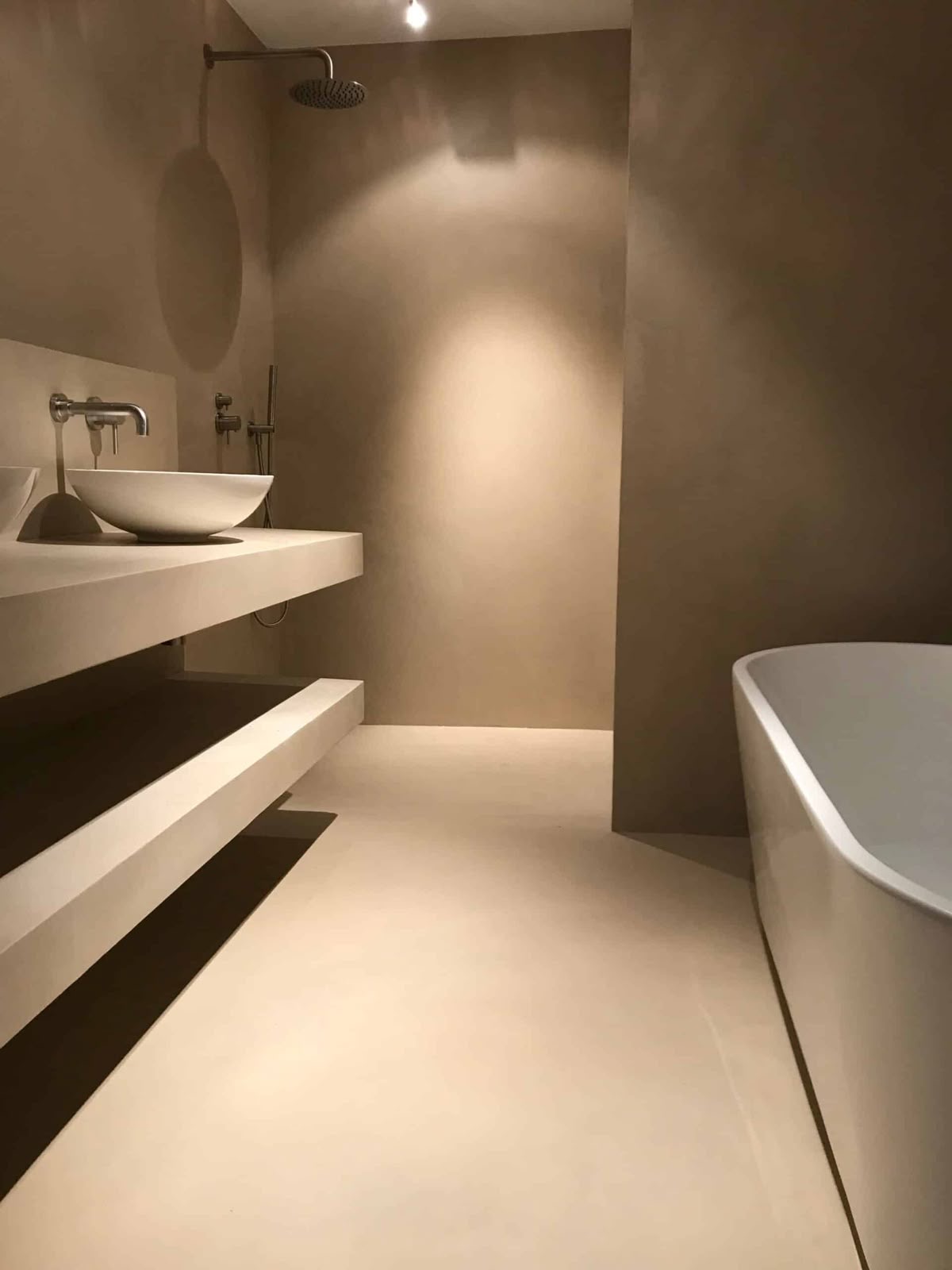 Salle d'eau en béton ciré taupe